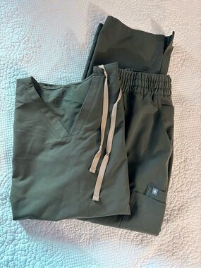 Women’s figs scrub set moss size 3x